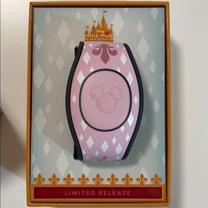 Minnie Mouse The Main Attraction July King Arthur Carrousel Magic Band 2